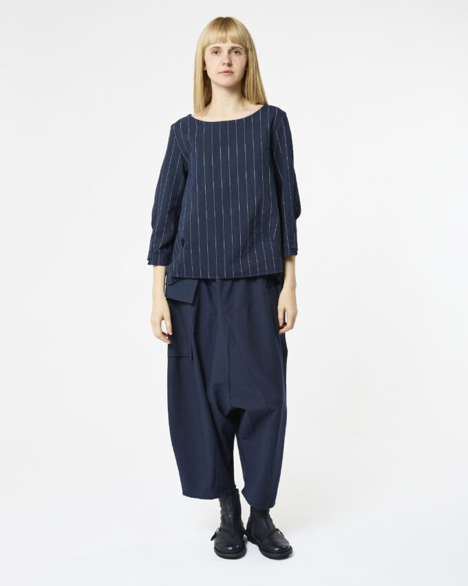 maglia con bottoni dietro