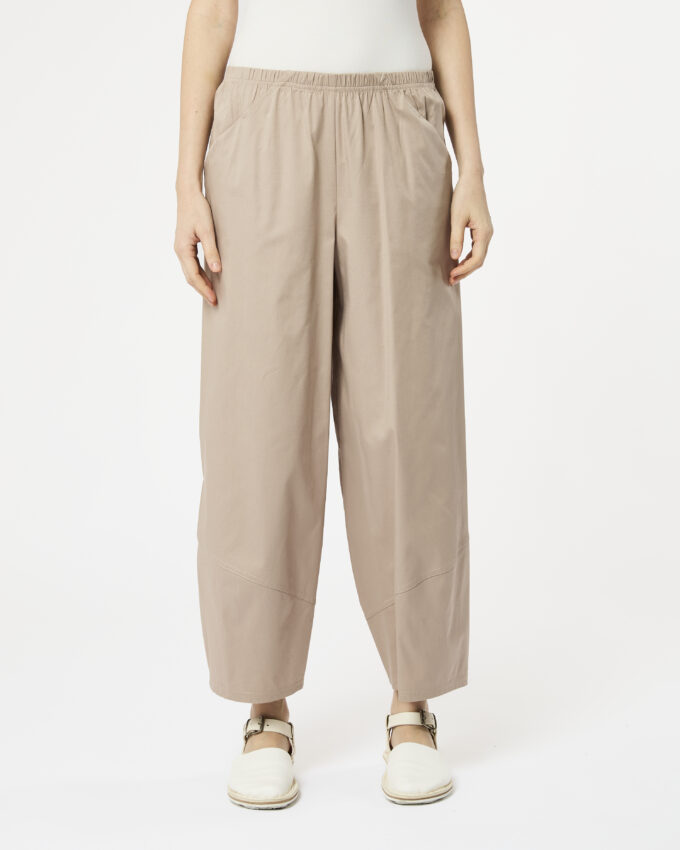pantalone con tagli nel fondo
