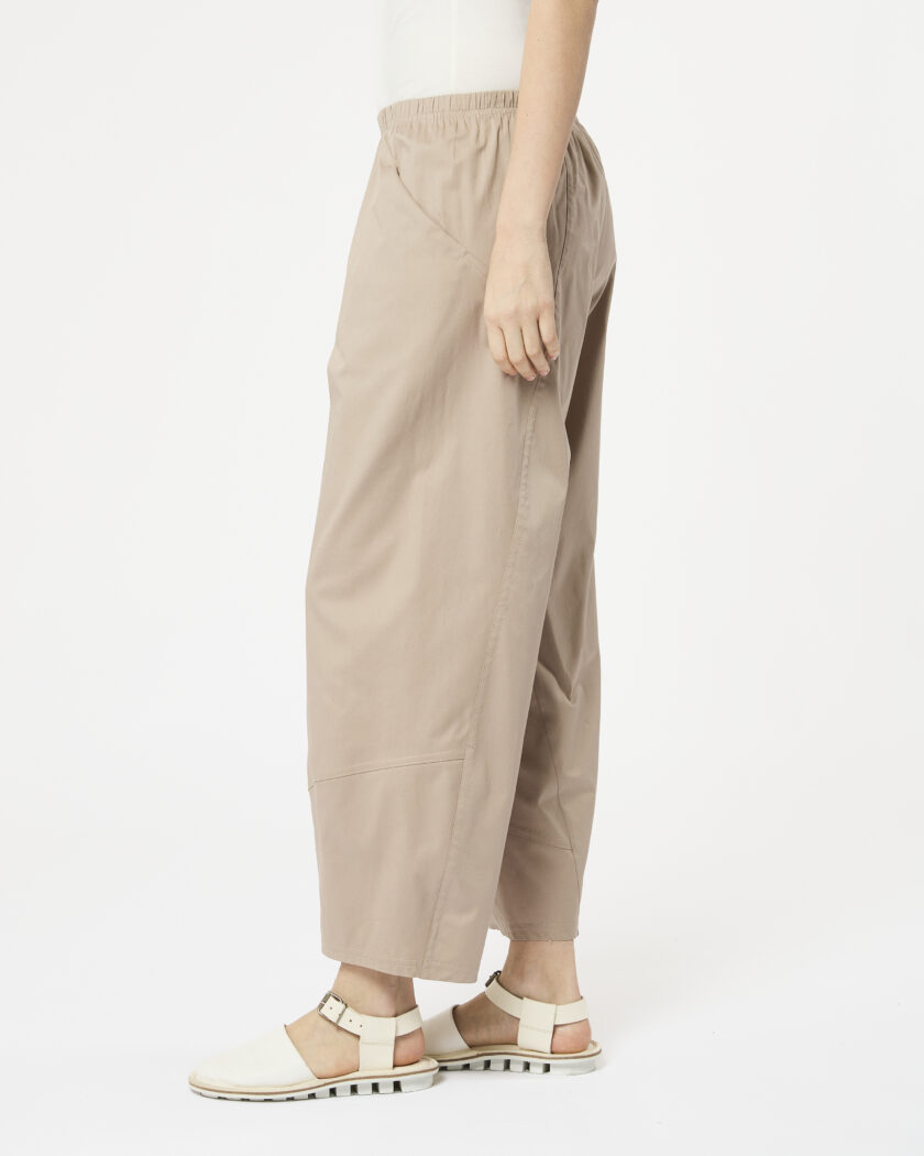 pantalone con tagli nel fondo - immagine 2