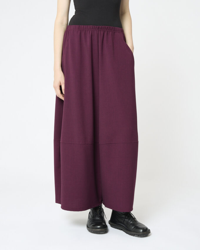 pantalone largo con taglio sotto il ginocchio